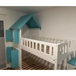 drewniane łóżko ze schodami i daszkiem do pokoju dziecięcego